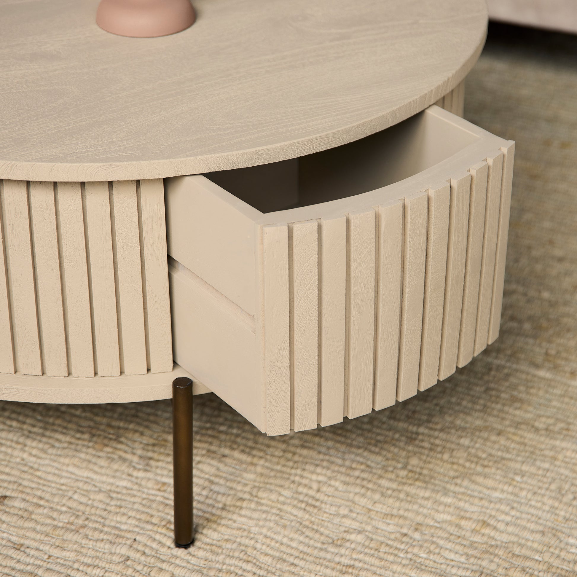 Moderner Couchtisch Madison Sand von lefurn.de mit rechteckiger Holzplatte und stabilen Beinen, stilvoll im Wohnzimmer.