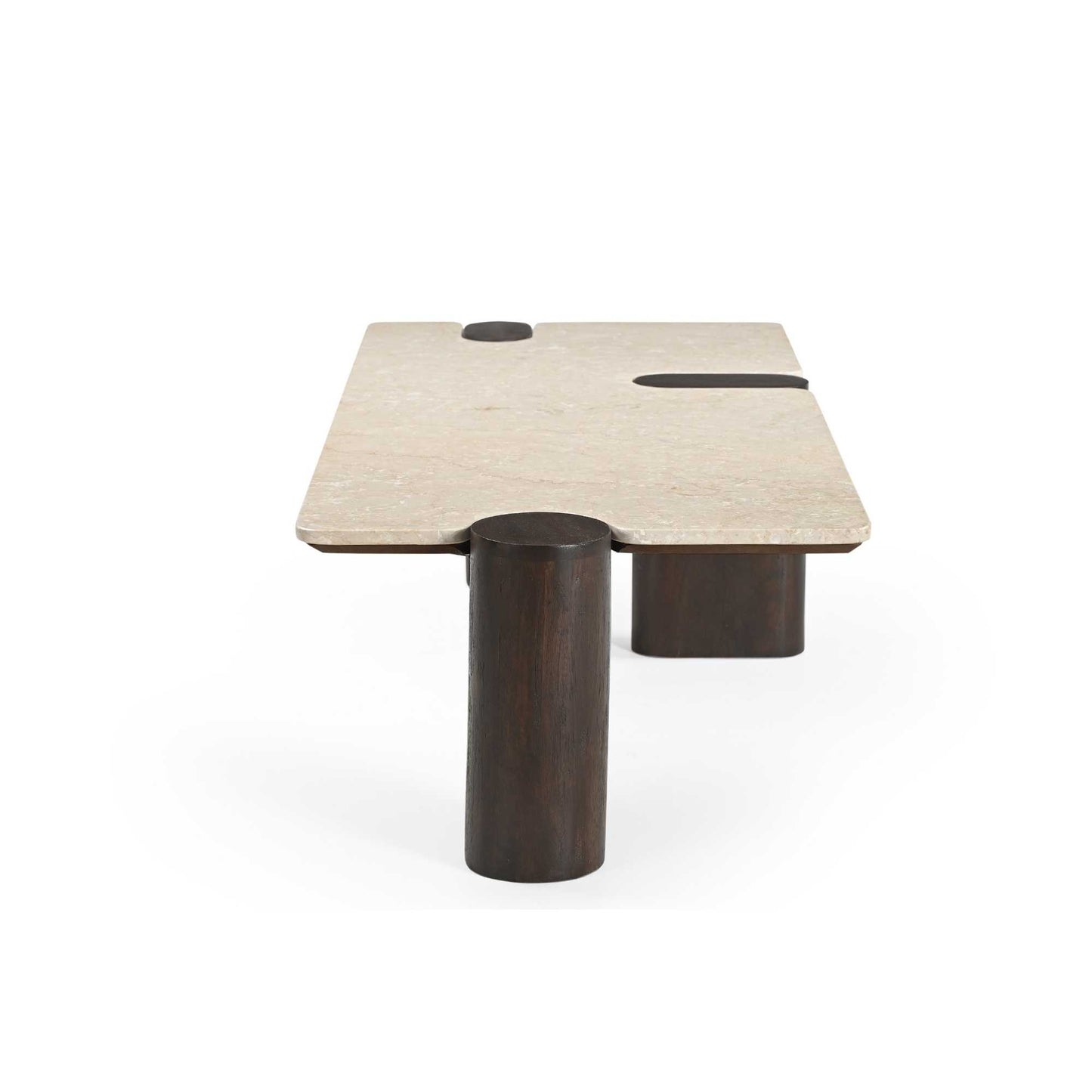 Moderner Couchtisch Maeve 128 aus Holz mit schlichter Oberfläche, im Wohnzimmer neben einem Sofa sichtbar.