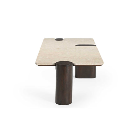 Moderner Couchtisch Maeve 128 aus Holz mit schlichter Oberfläche, im Wohnzimmer neben einem Sofa sichtbar.