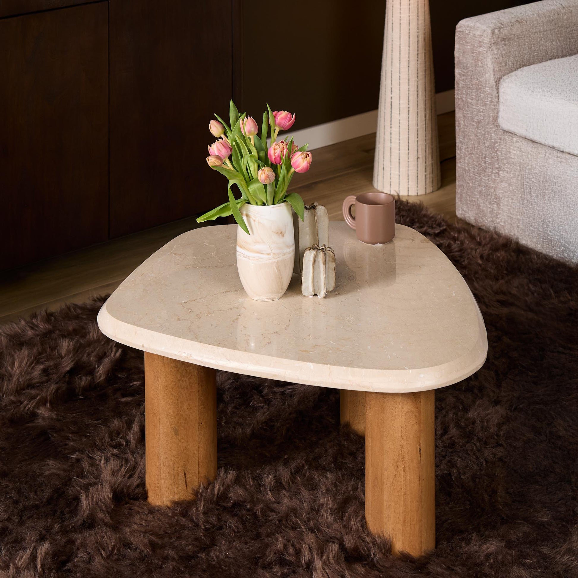 Moderner Couchtisch Nuvé 84 aus Holz mit klaren Linien, von lefurn.de, ideal für Wohnzimmerdekoration.
