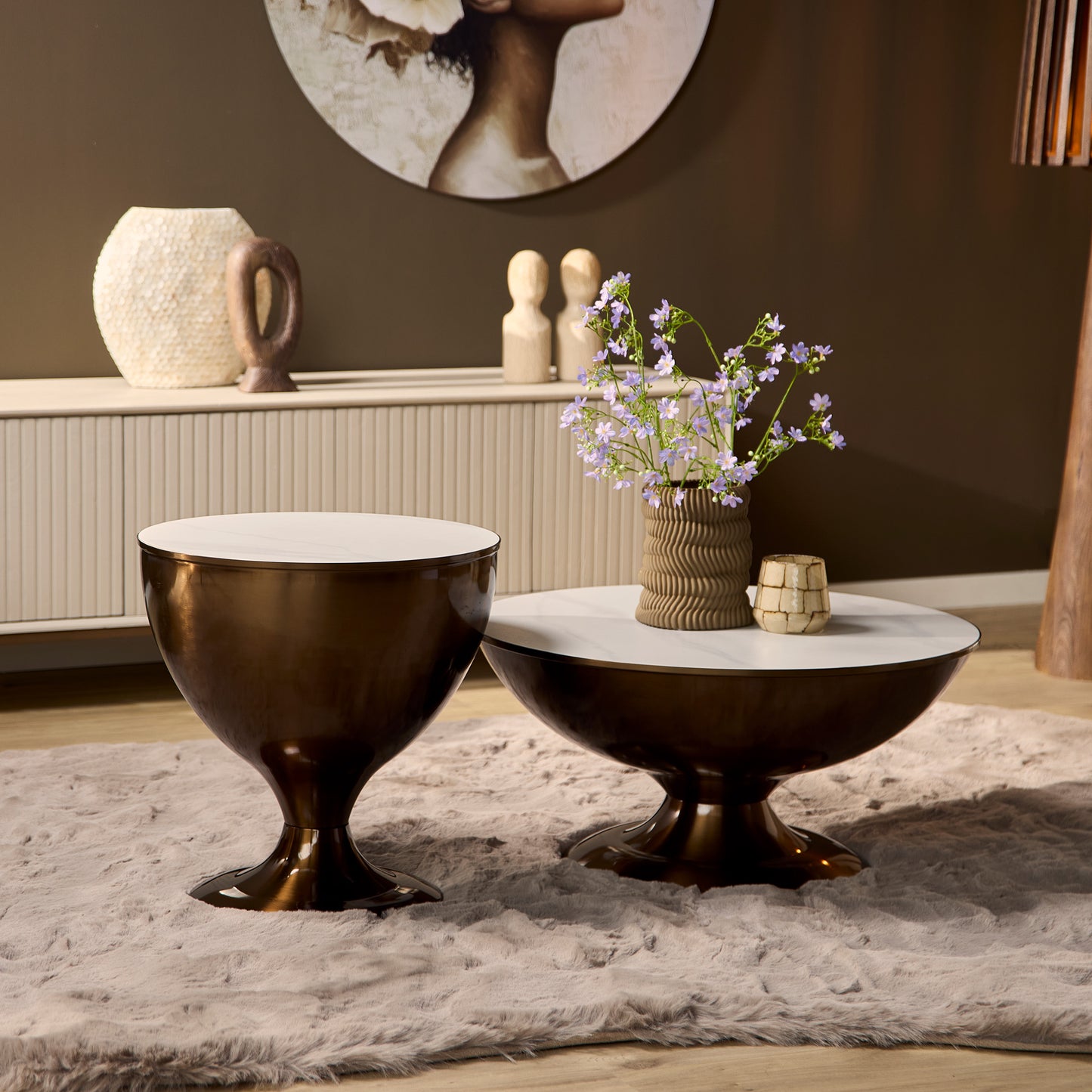 Moderner Couchtisch Set Ava von lefurn.de mit zwei schwarzen Tischen aus Holz und Metallrahmen, stilvoll im Wohnzimmer platziert.