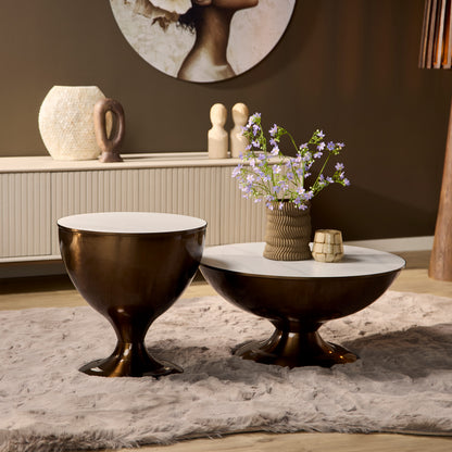 Moderner Couchtisch Set Ava von lefurn.de mit zwei schwarzen Tischen aus Holz und Metallrahmen, stilvoll im Wohnzimmer platziert.
