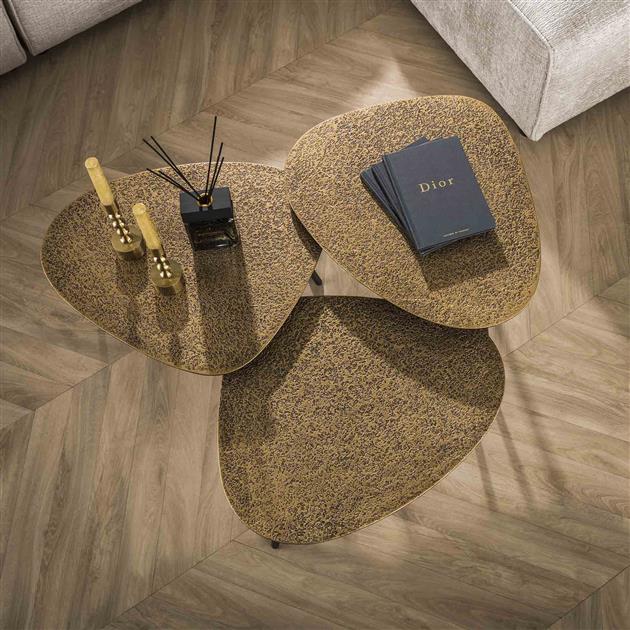 Metall-Tischset mit drei Couchtischen im Dreiecksdesign, modern und stilvoll, von lefurn.de, ideal für Wohnzimmerdekoration
