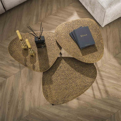 Metall-Tischset mit drei Couchtischen im Dreiecksdesign, modern und stilvoll, von lefurn.de, ideal für Wohnzimmerdekoration