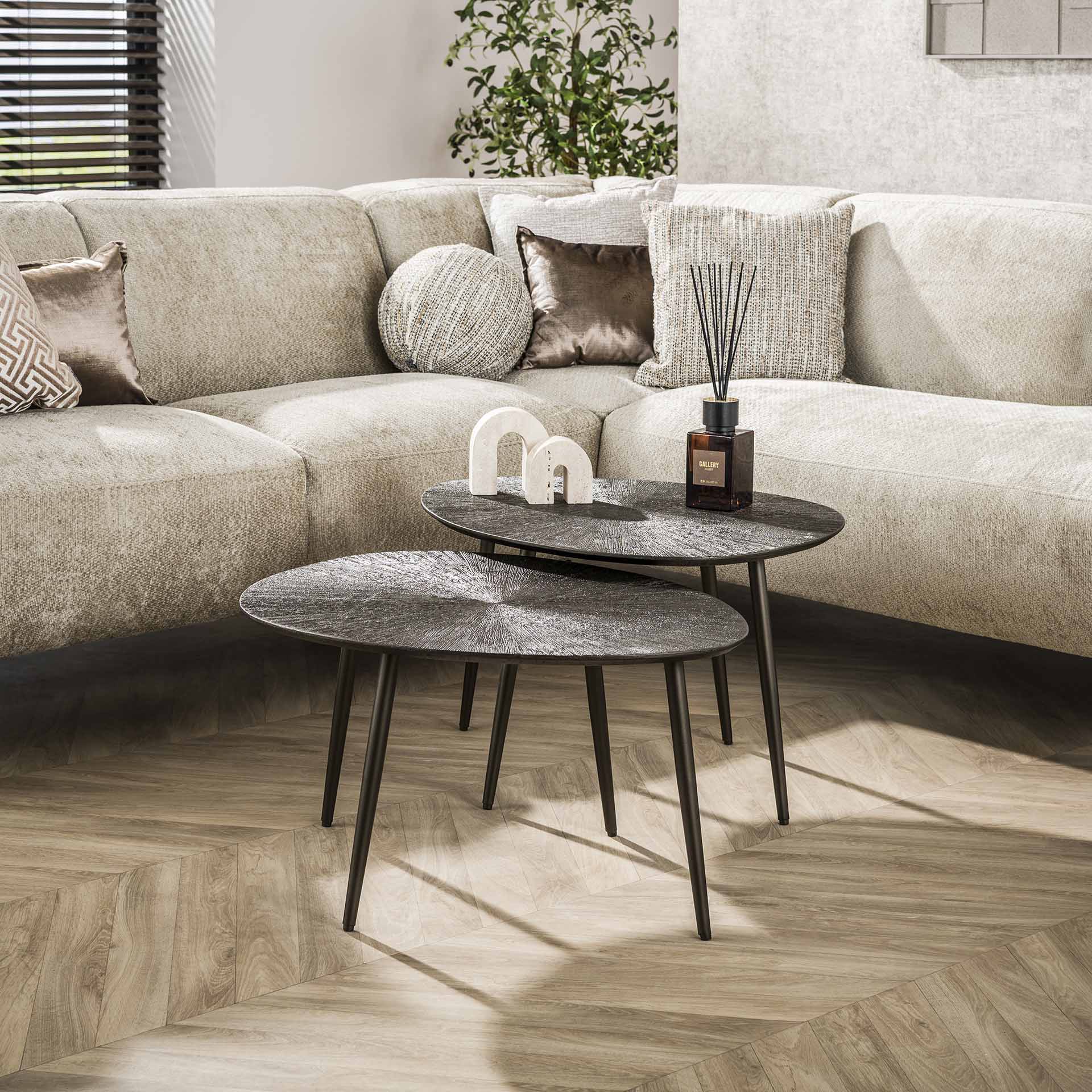 Couchtisch Set Ray Leaf mit modernem Design und grünem Blättermuster, aus Holz und Metall gefertigt, für stilvolle Wohnzimmerdekoration.