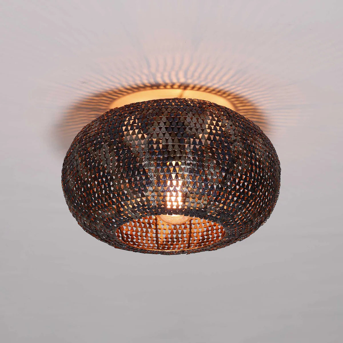 Deckenlampe Armor von lefurn.de, modernes Design mit metallischem Finish, ideal für Wohnzimmer oder Essbereich.