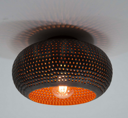 Deckenlampe Disk Punch von lefurn.de mit modernem Design und Lochmuster, ideal für Wohnzimmer oder Schlafzimmer.