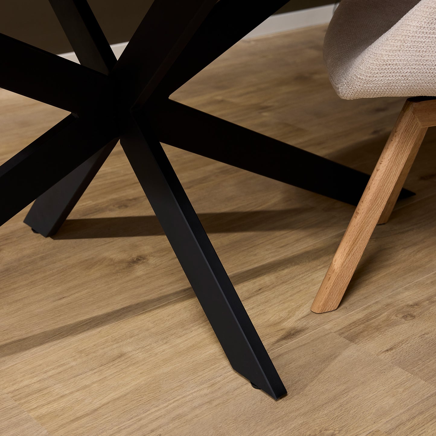 Moderner Esstisch Wolke Organic von lefurn.de aus Holz mit 180x84 cm, elegantes Design für Esszimmer.