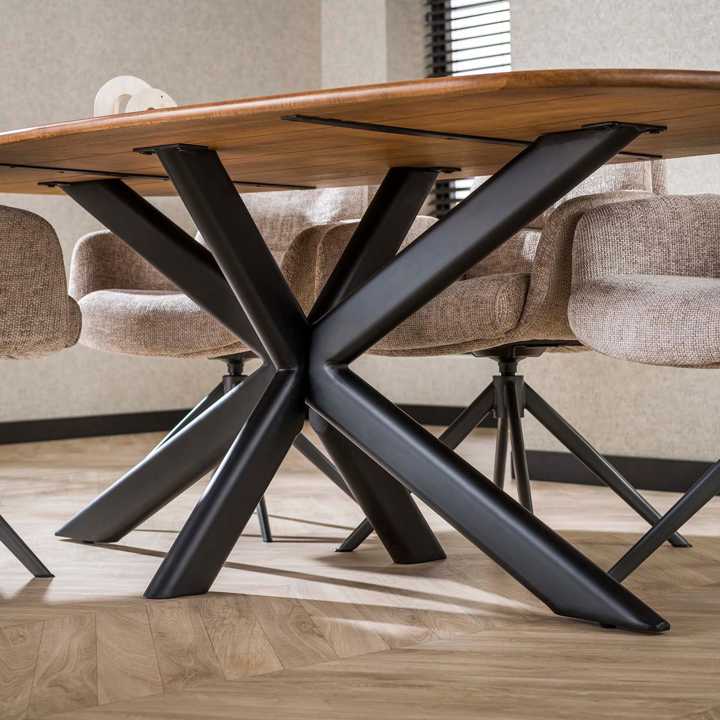Großer Esstisch Cliff von lefurn.de aus Holz mit 215 cm Länge, modernem Design, ideal für Esszimmer.