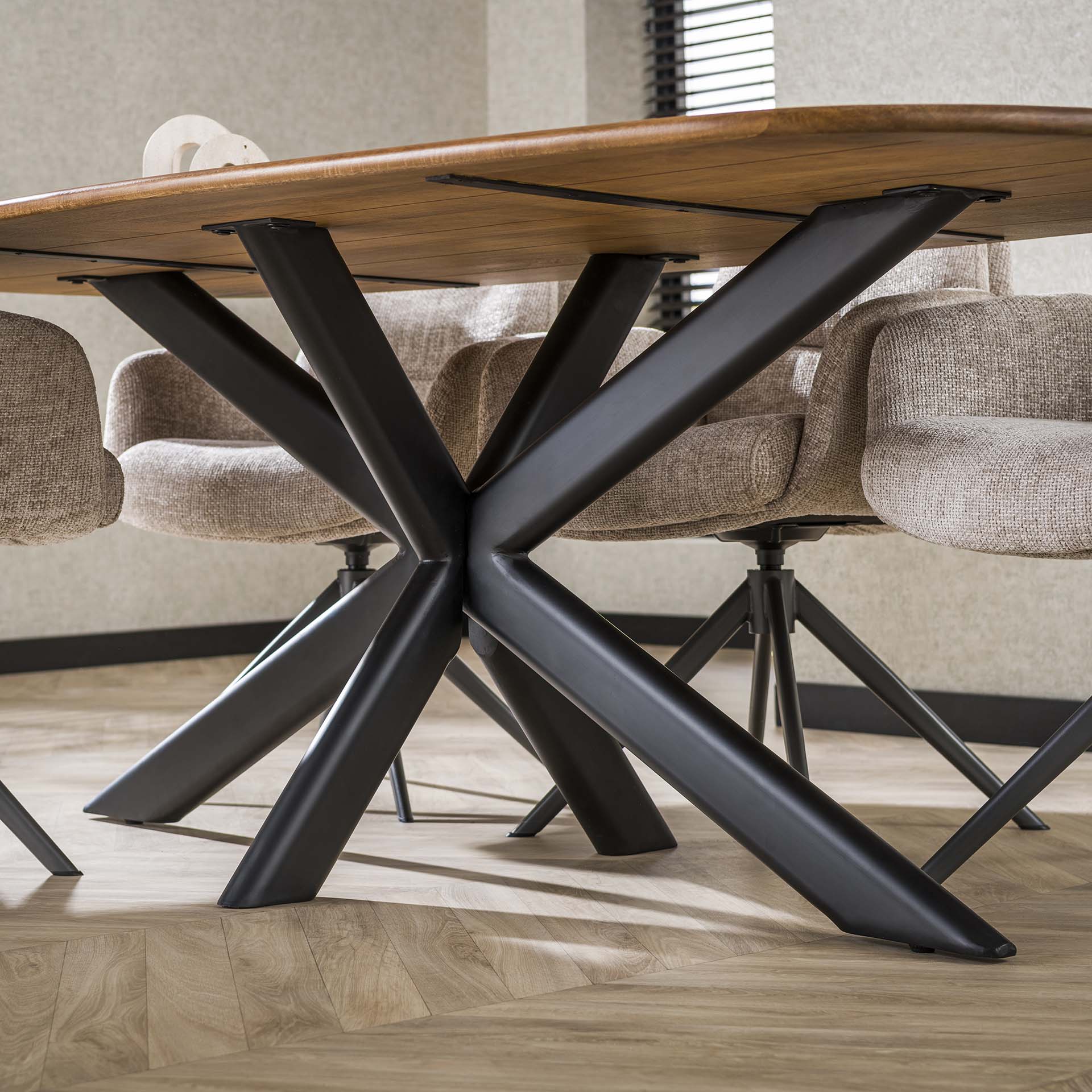 Großer Esstisch Cliff von lefurn.de aus Holz mit 215 cm Länge, modernem Design, ideal für Esszimmer.