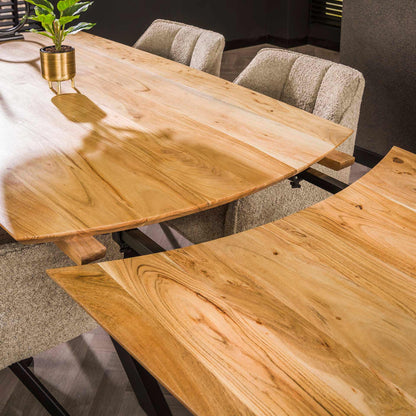 Ausziehbarer Esstisch von lefurn.de mit glatter Holzoberfläche und erweiterbarer Tischplatte für flexible Essbereiche.