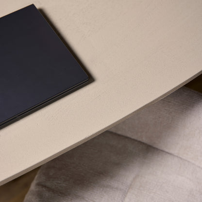 Moderner Esstisch Madison Sand von lefurn.de, aus Holz mit glatter Oberfläche und robusten Beinen, ideal für Esszimmer.