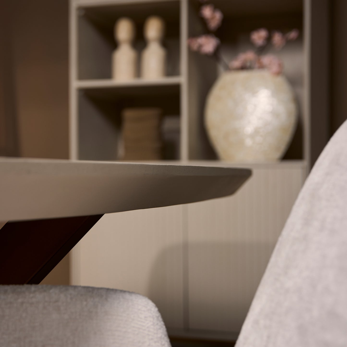 Eleganter Esstisch Madison in Sandfarben von lefurn.de, mit Holzoptik und modernem Design für den Essbereich.
