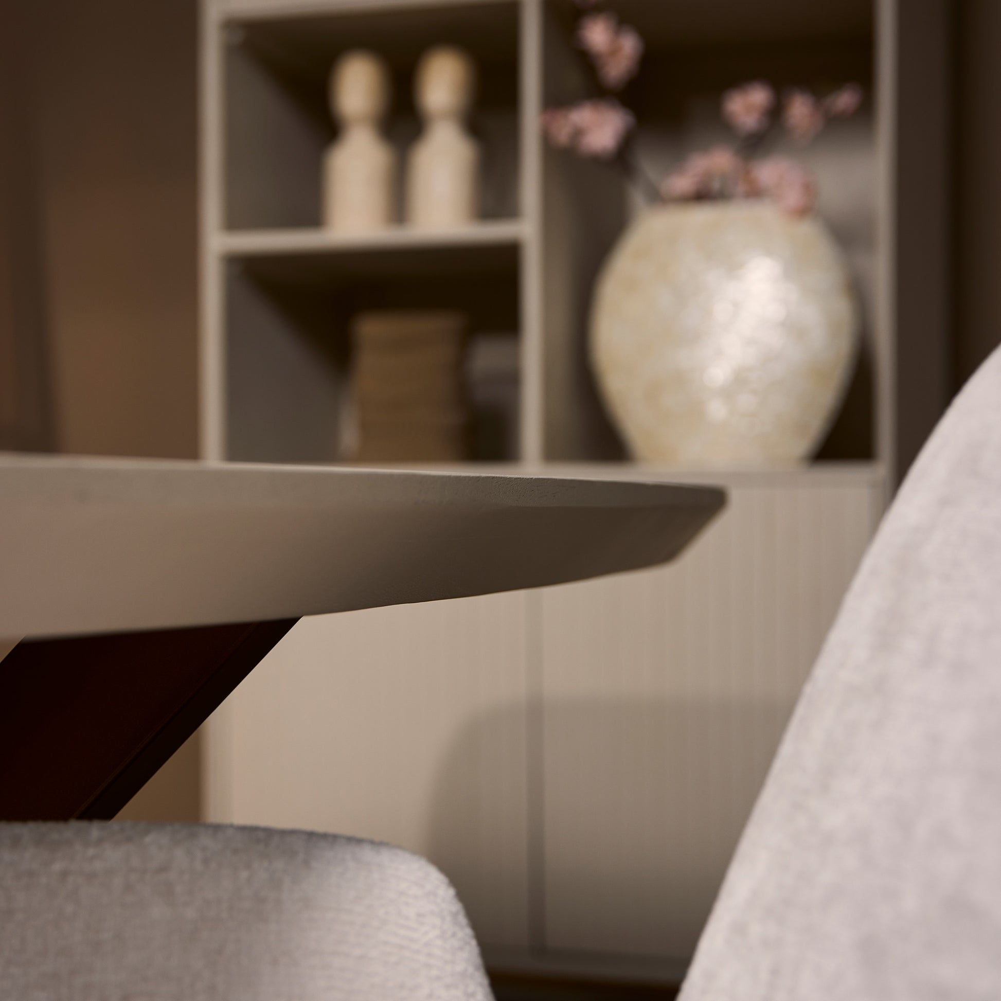 Eleganter Esstisch Madison in Sandfarben von lefurn.de, mit Holzoptik und modernem Design für den Essbereich.
