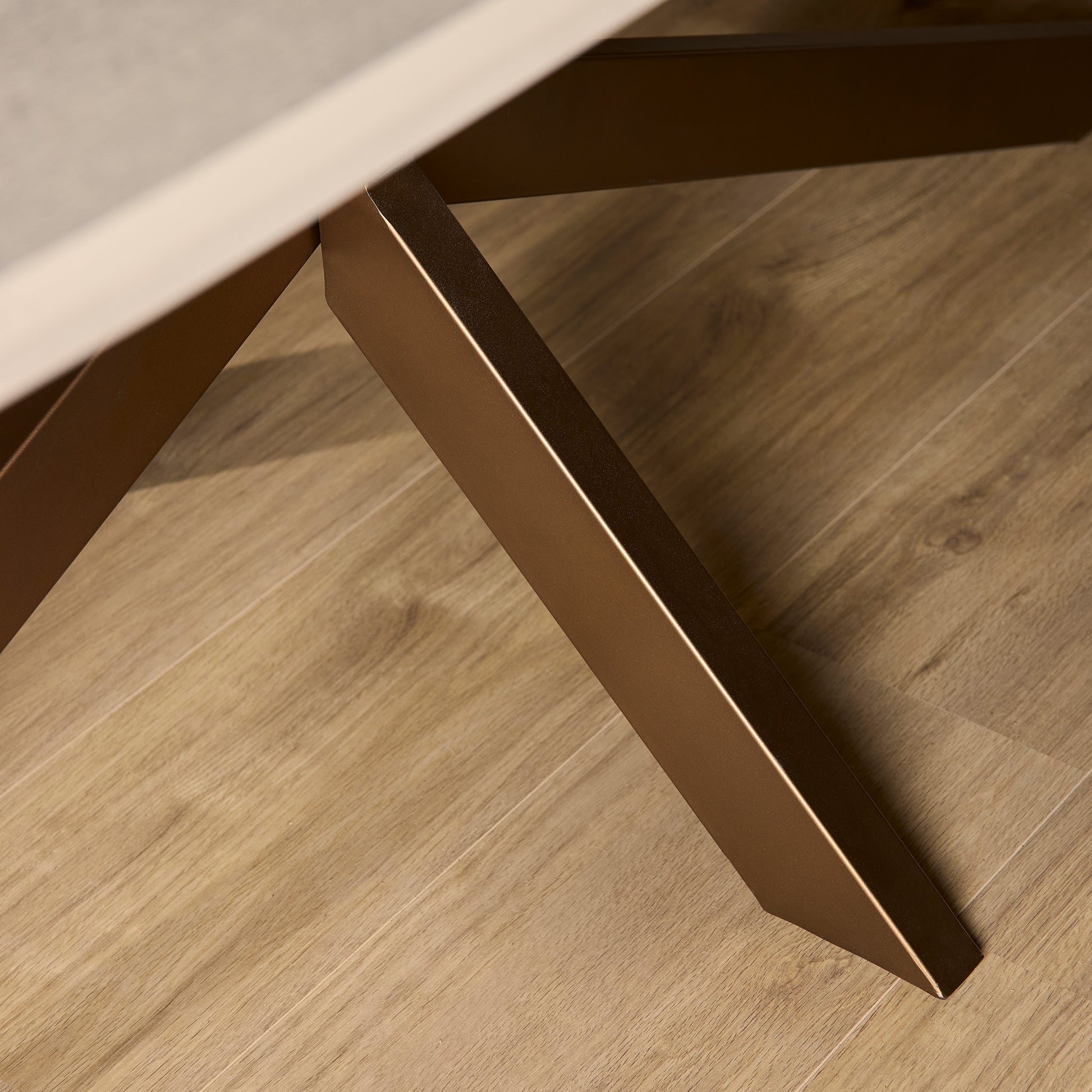 Moderner Esstisch Madison in Sandfarben von lefurn.de, mit stabilem Holzdesign und geräumiger Tischfläche für Mahlzeiten.