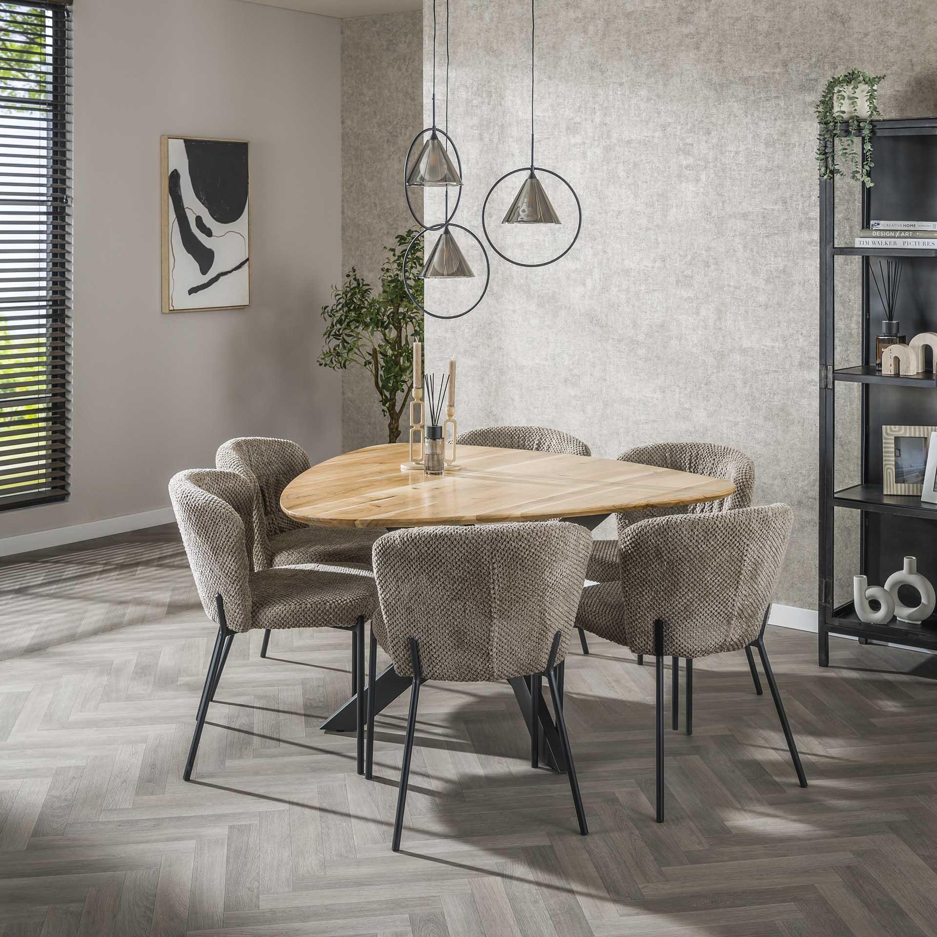 Moderner Esstisch Triangle von lefurn.de mit Holzoberfläche und stabilem Rahmen, ideal für Esszimmer und moderne Einrichtung
