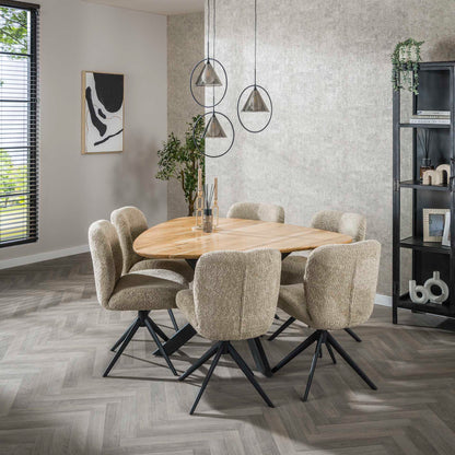 Eleganter Esstisch Triangle von lefurn.de aus Holz mit klaren Linien, ideal für moderne Esszimmer.