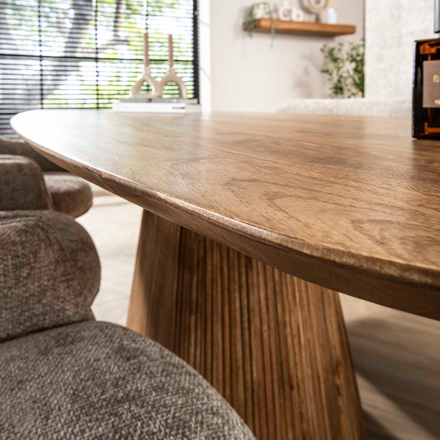 Moderner Esstisch Wave Säule 215 von lefurn.de mit robustem Design und eleganter Oberfläche, ideal für Esszimmer.