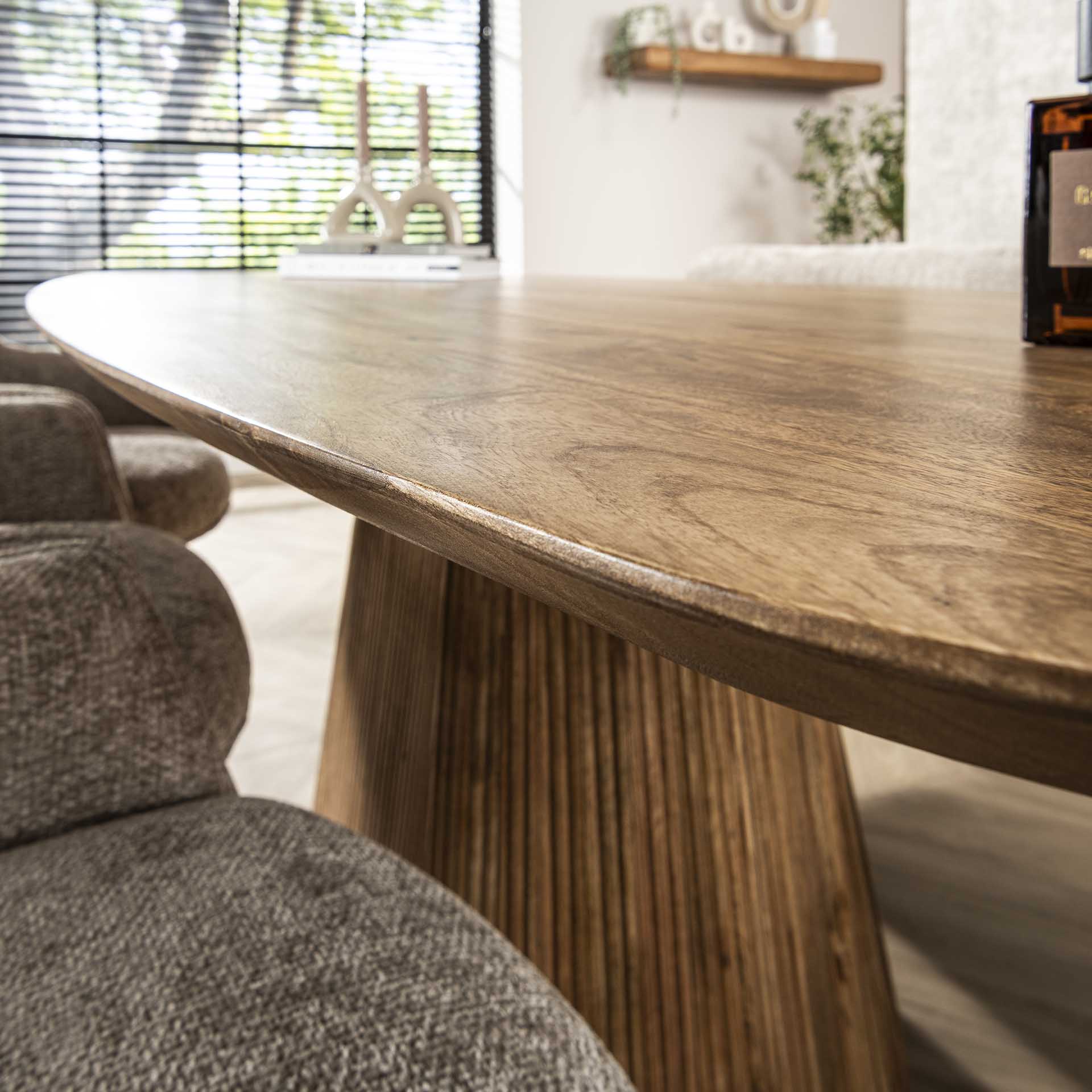 Moderner Esstisch Wave Säule 215 von lefurn.de mit robustem Design und eleganter Oberfläche, ideal für Esszimmer.