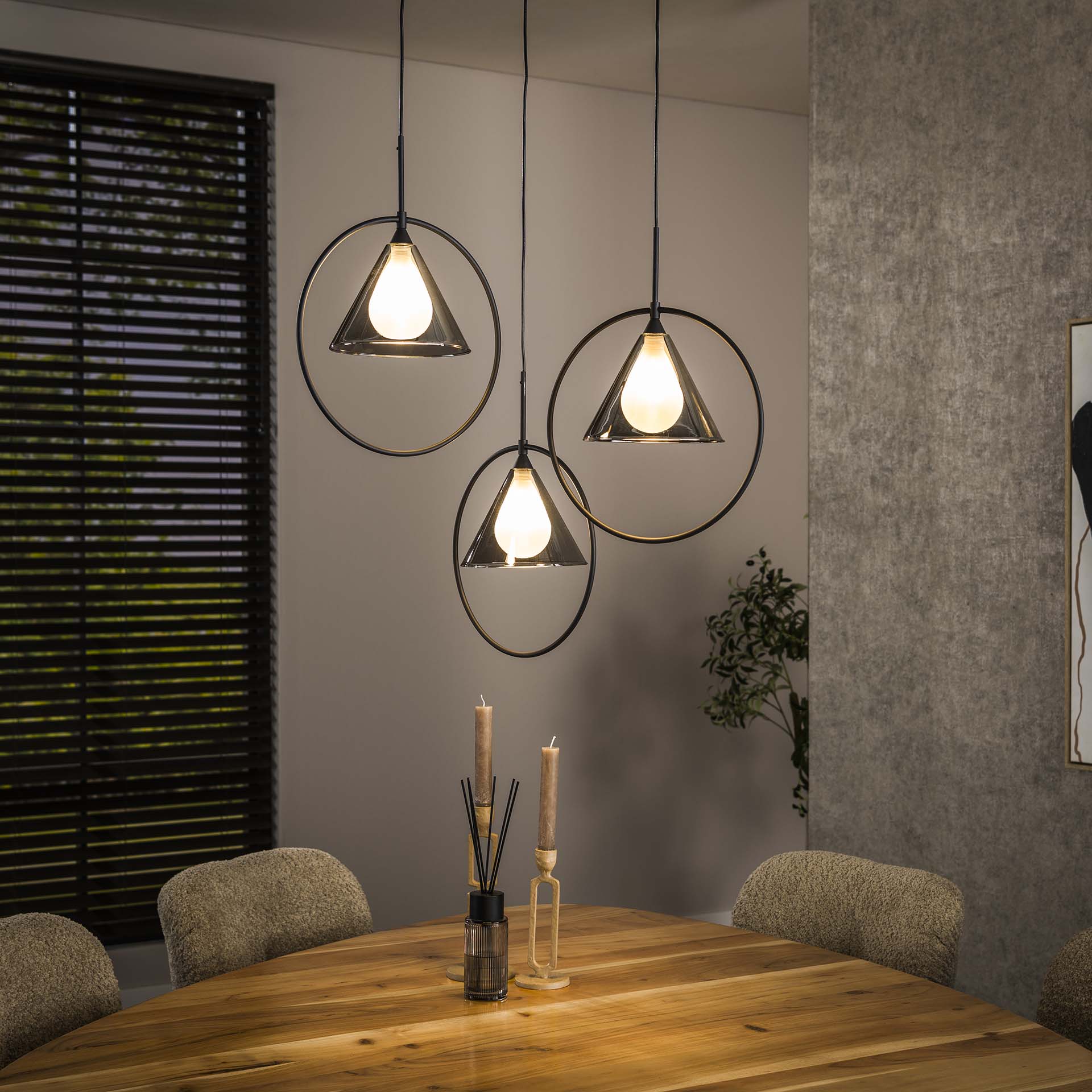 Hängelampe Kegelkappe von lefurn.de mit modernem Design und schwarzer Kegelkappe für stilvolle Raumbeleuchtung