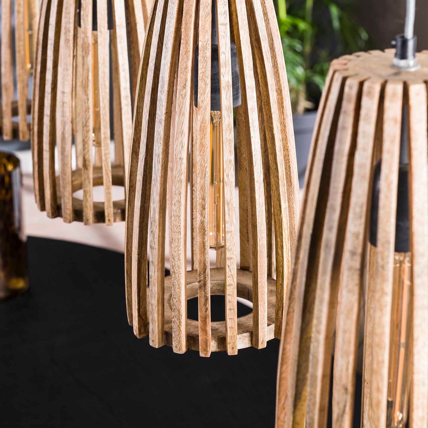 Moderne Hängelampe Launch von lefurn.de mit elegantem Design und warmem Licht in einem stilvollen Raum.