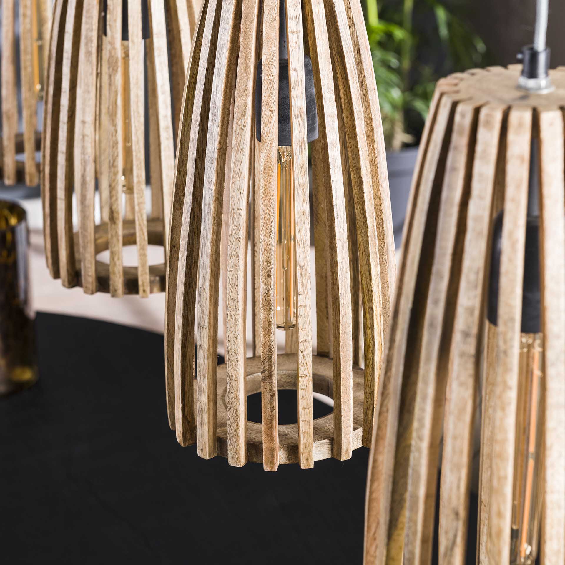 Moderne Hängelampe Launch von lefurn.de mit elegantem Design und warmem Licht in einem stilvollen Raum.
