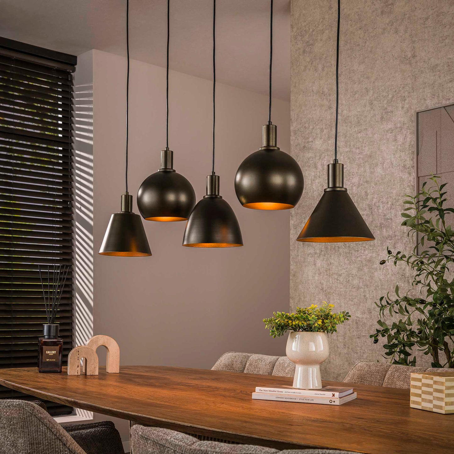 Moderne Metallo 5F Hängelampe von lefurn.de mit schwarzem Metallgestell und warmem Licht für stilvolle Raumbeleuchtung