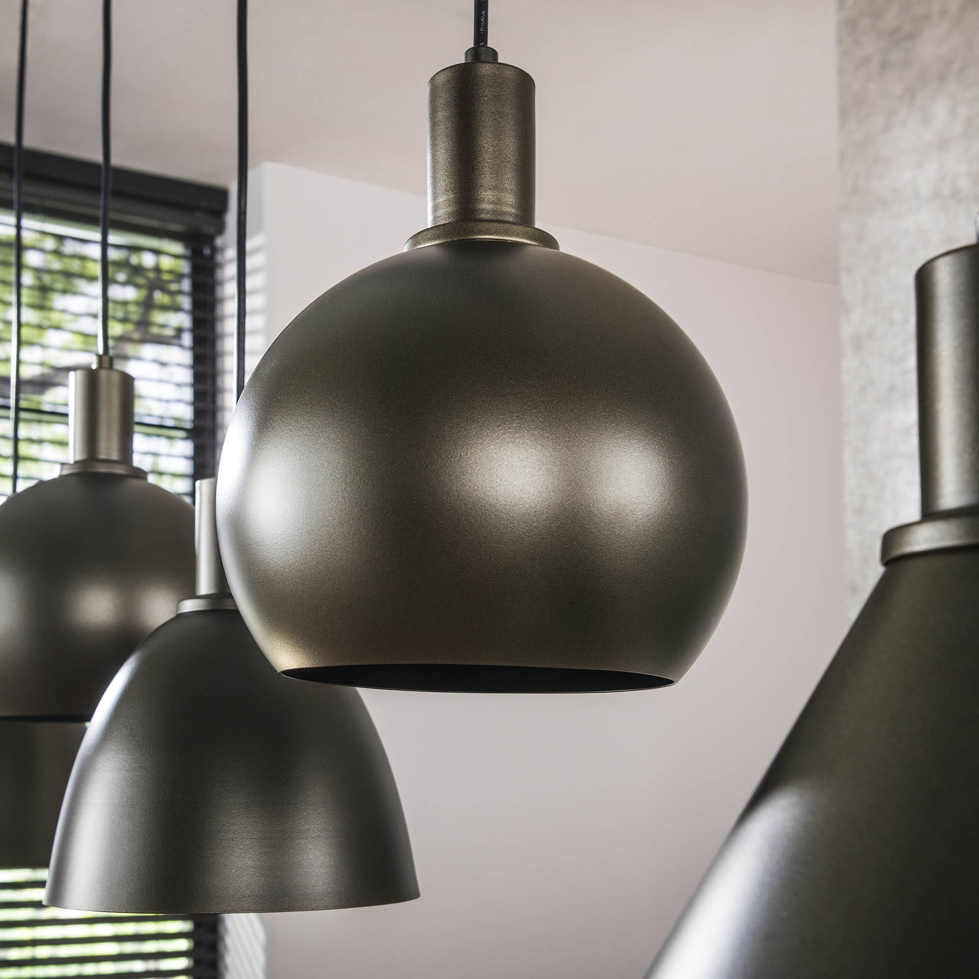 Hängelampe Metallo 5F von lefurn.de mit schwarzen Metalllampenschirmen und moderner Designbeleuchtung.