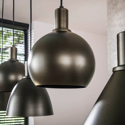 Hängelampe Metallo 5F von lefurn.de mit schwarzen Metalllampenschirmen und moderner Designbeleuchtung.