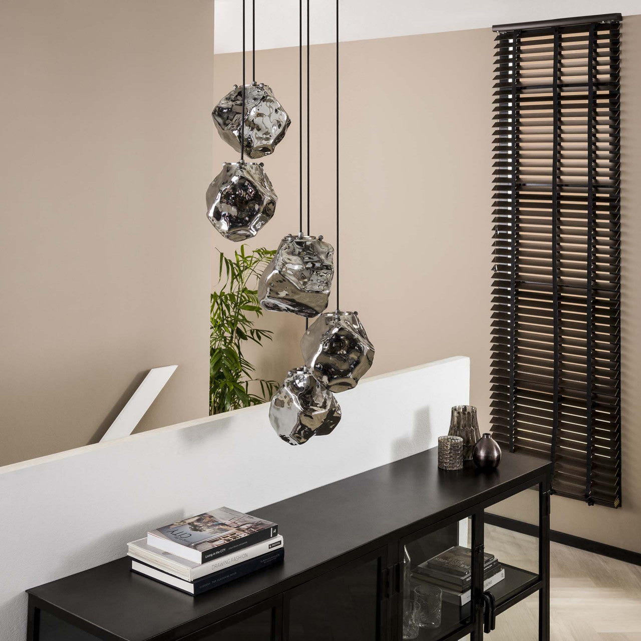 Moderne Hängelampe Rock 5L von lefurn.de mit schwarzem Metallgestell und warmem Licht für stilvolle Beleuchtung im Raum