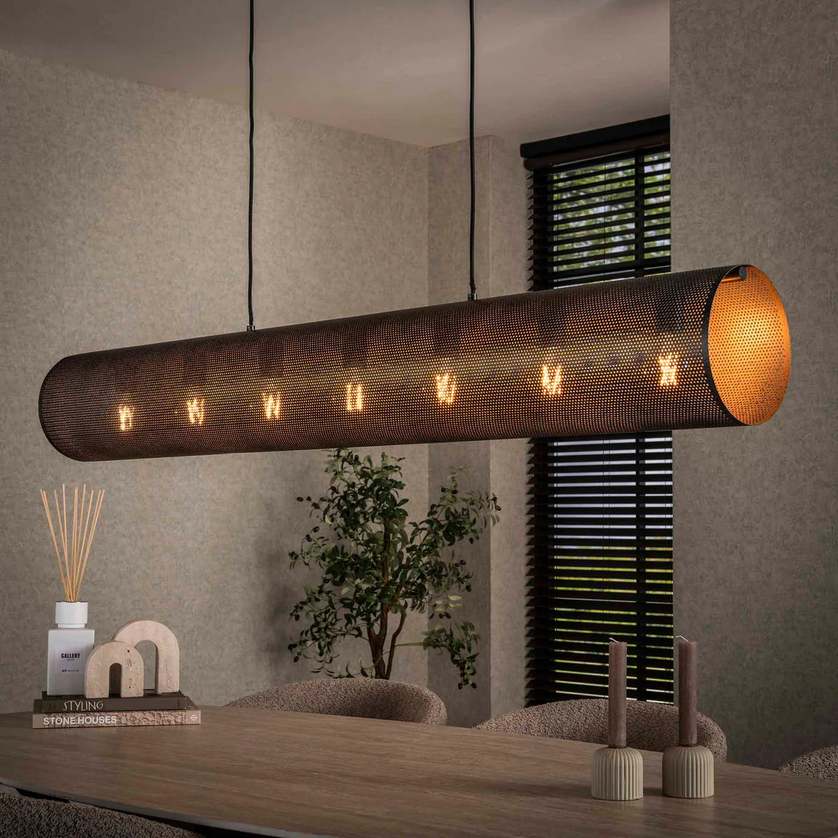 Große Hängelampe Rohr Mesh XL von lefurn.de mit modernem Design, sichtbare Drahtstruktur und elegantes Lichtdesign.