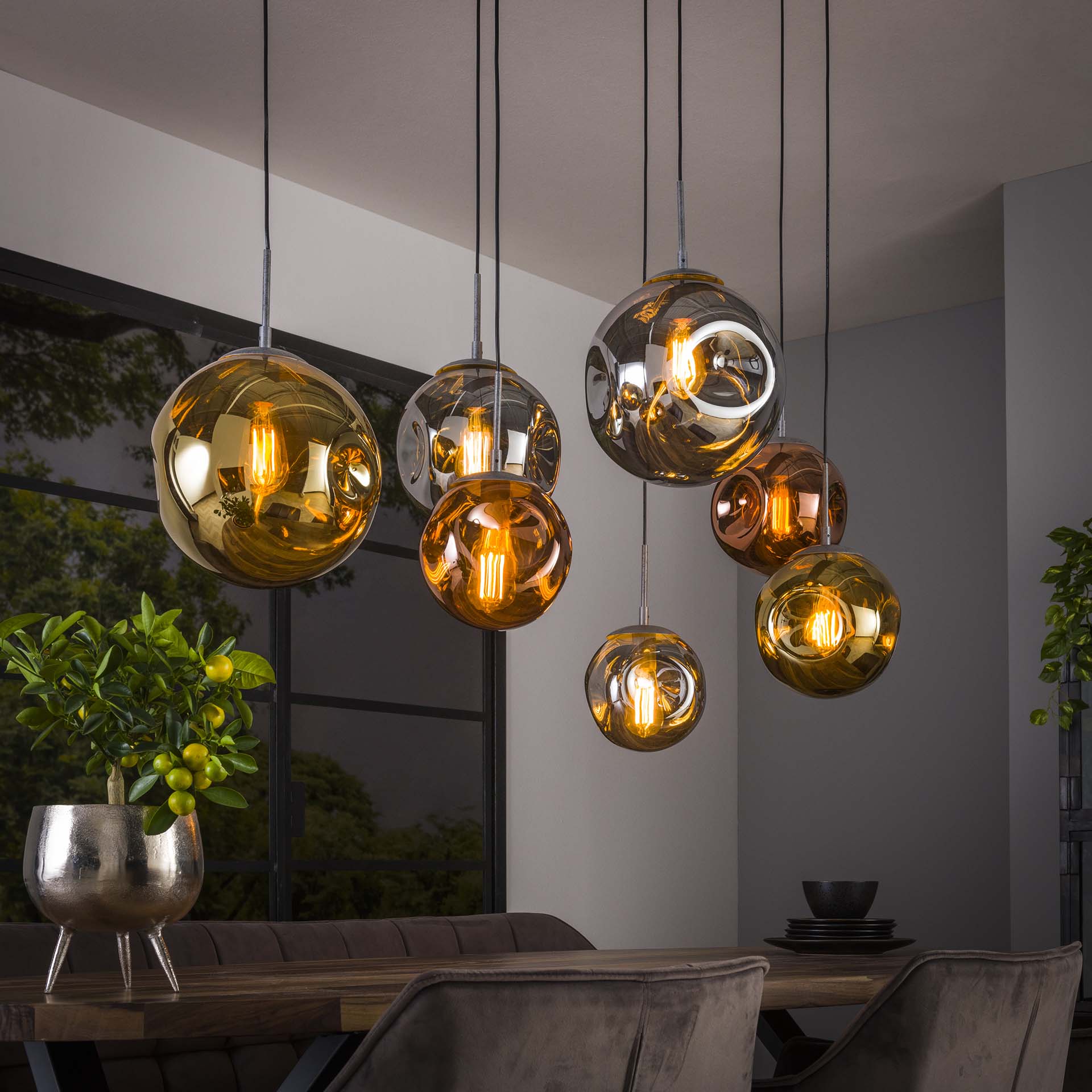 Hängelampe Stellar 4+3 aus Metall mit weißen Lampenschirmen, moderne Beleuchtung für Wohnzimmer, von lefurn.de