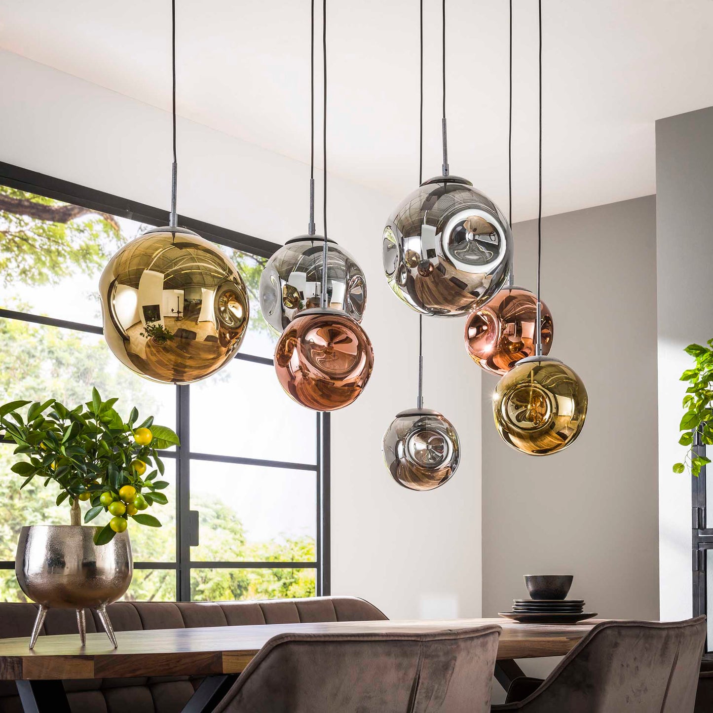 Hängelampe Stellar 4+3 von lefurn.de mit modernen, schwarzen Metallpendeln und warmem Licht für Wohnzimmer oder Essbereich