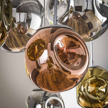 Hängelampe Stellar 4+3 von lefurn.de mit modernem Design, sichtbar mit mehreren gläsernen Leuchten und schwarzem Metallrahmen