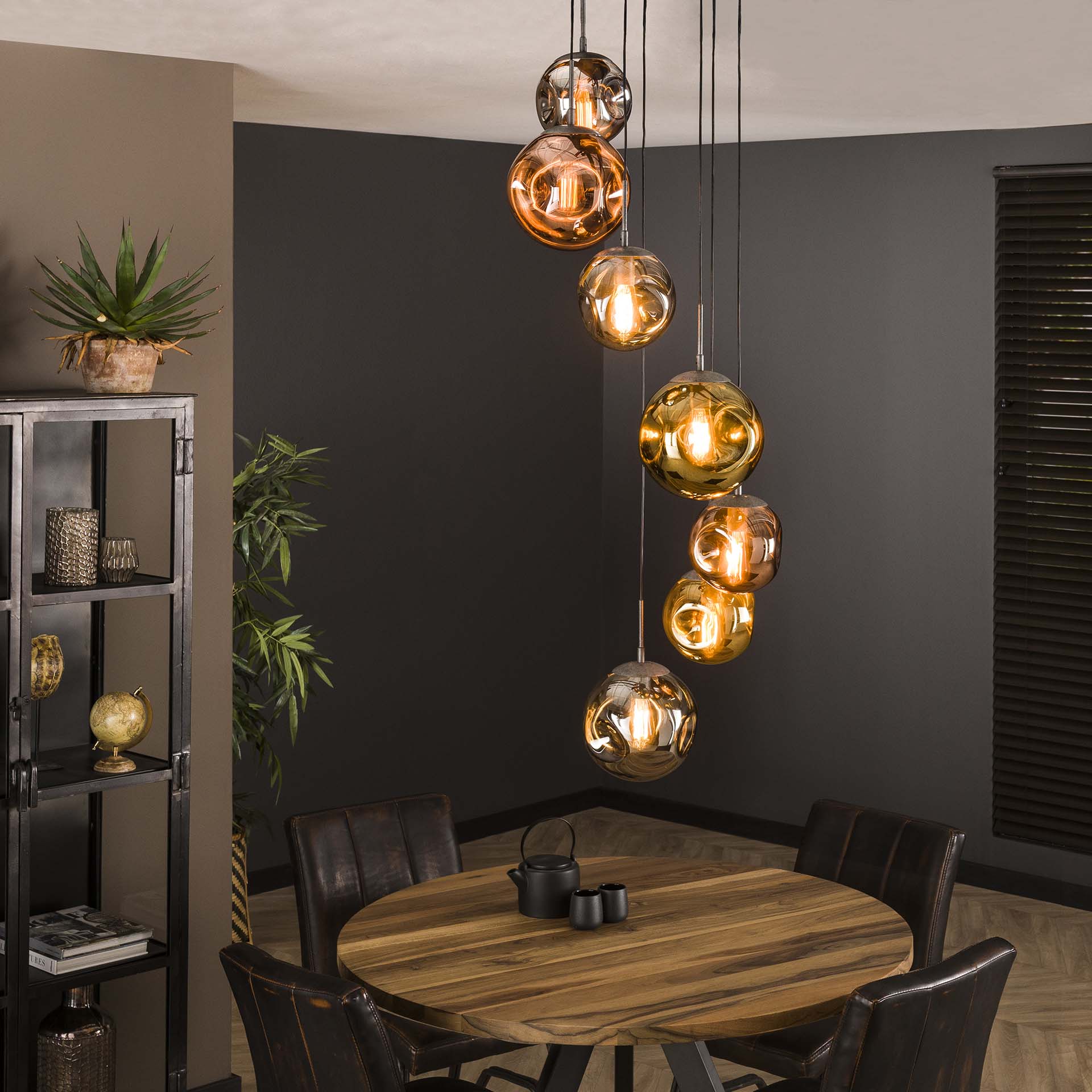 Moderne Hängelampe Stellar von lefurn.de mit elegantem Design und warmem Licht für stilvolle Raumbeleuchtung.