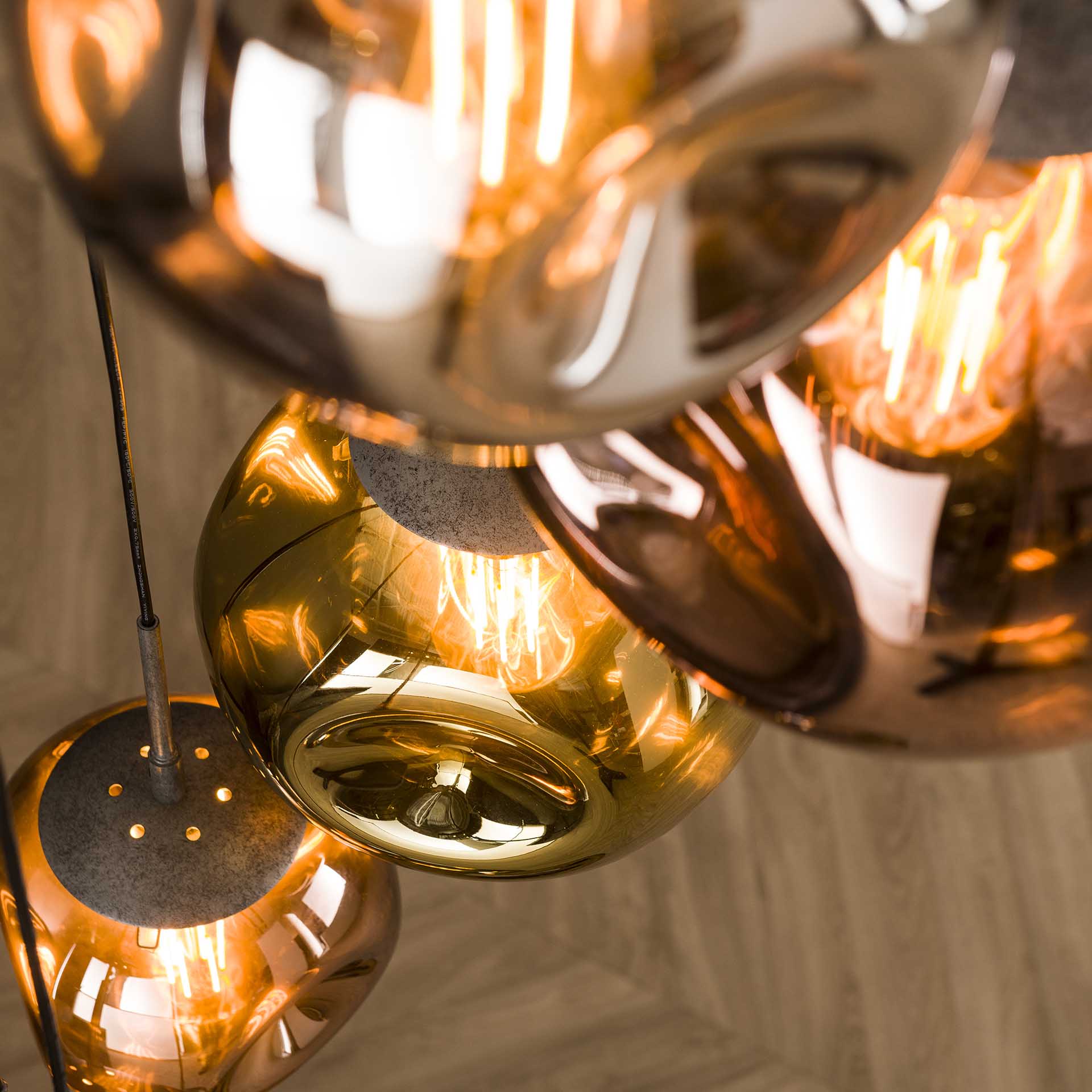 Hängelampe Stellar von lefurn.de aus Metall mit modernem Design, ideal für Wohnzimmer oder Essbereich, mit warmem Licht.