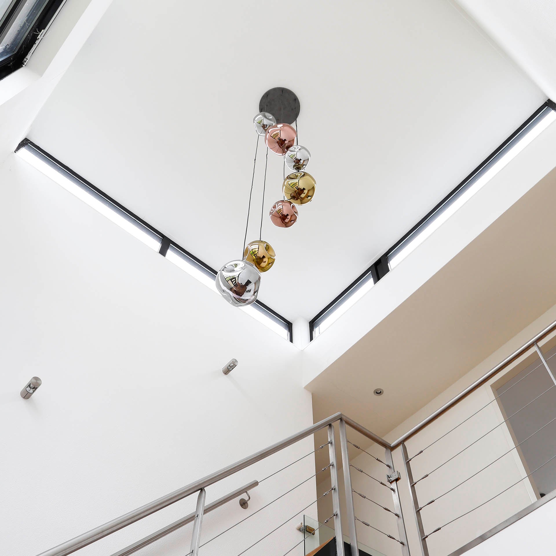 Hängelampe Stellar von lefurn.de, moderne Deckenleuchte mit stilvollem Design, sichtbar mit weißen Lampenschirmen und goldenen Akzenten.
