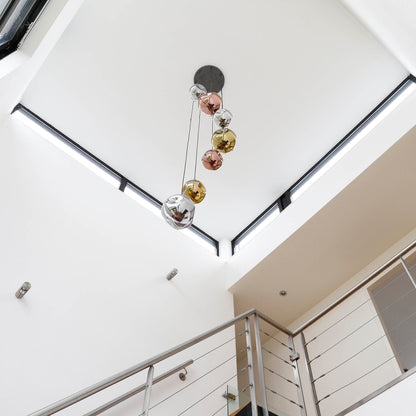 Hängelampe Stellar von lefurn.de, moderne Deckenleuchte mit stilvollem Design, sichtbar mit weißen Lampenschirmen und goldenen Akzenten.