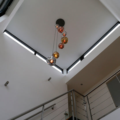 Hängelampe Stellar von lefurn.de mit modernem Design, sichtbare Glaskugeln und schwarzem Metallrahmen.