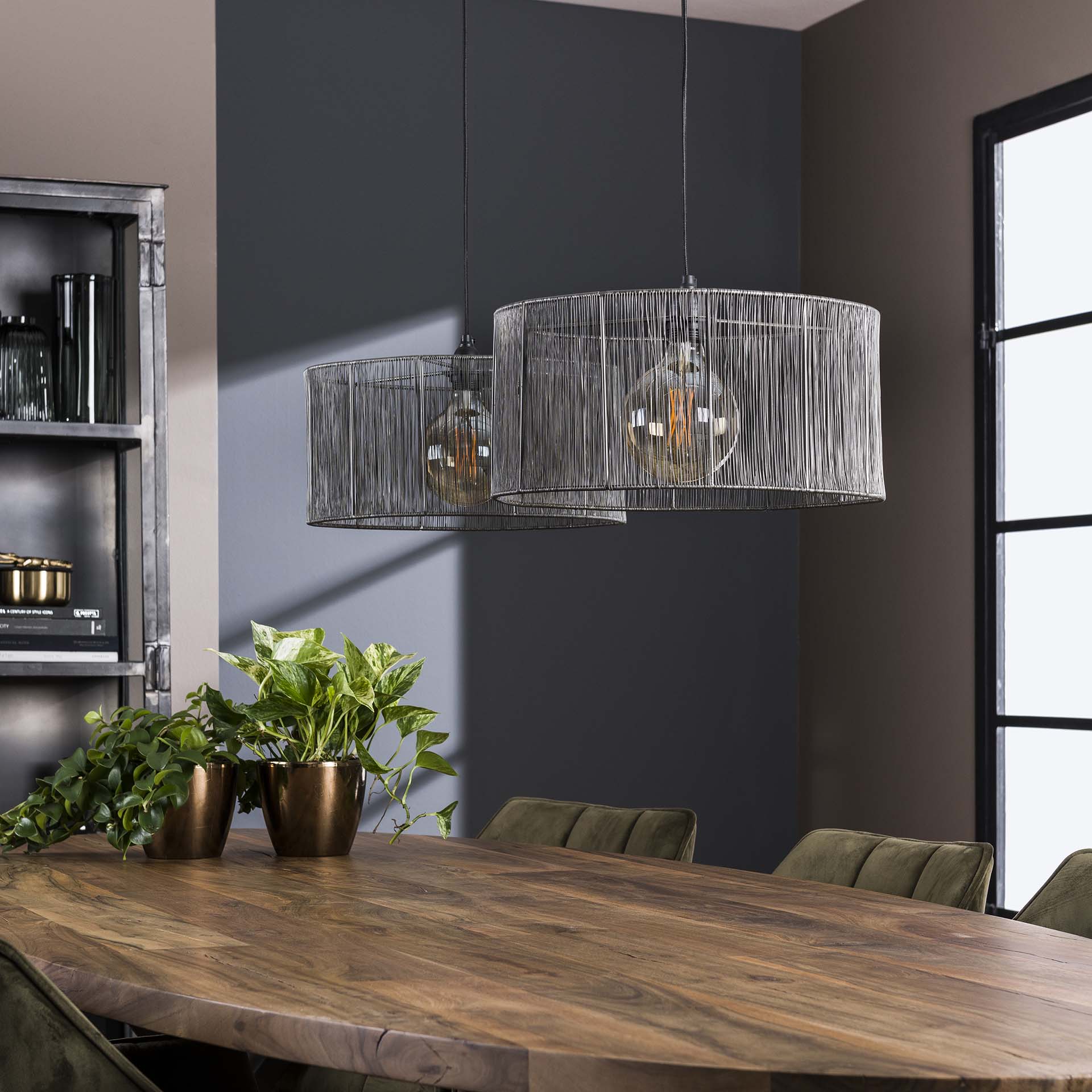 Hängelampe Stringshade von lefurn.de mit filigraner Lampenschirm aus Stoff, moderner Beleuchtungsstil, stilvoll für Wohnzimmer.
