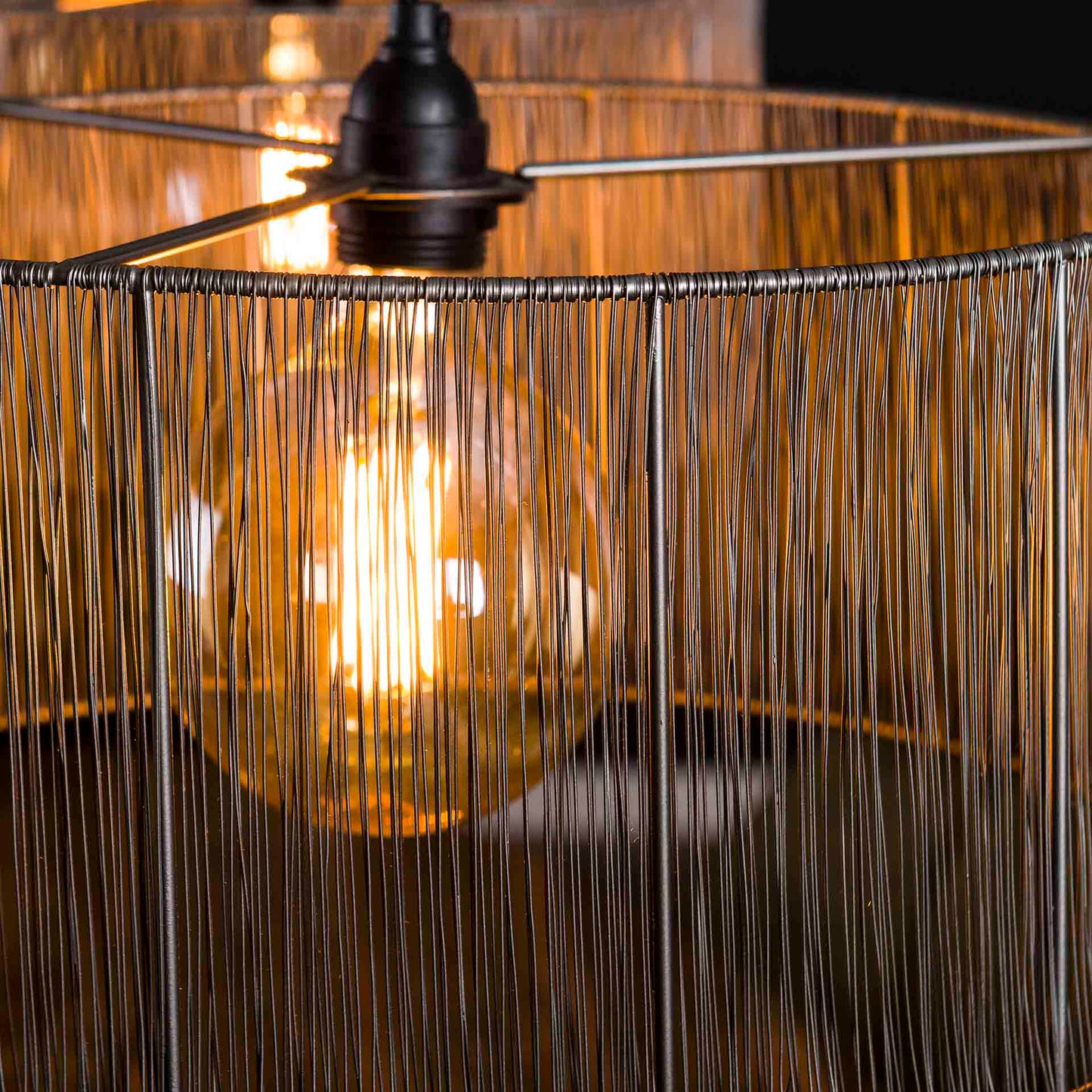 Hängelampe Stringshade von lefurn.de mit schwarzem Kabel und schirmförmigem Lampenschirm aus Stoff, moderne Beleuchtung für Zuhause