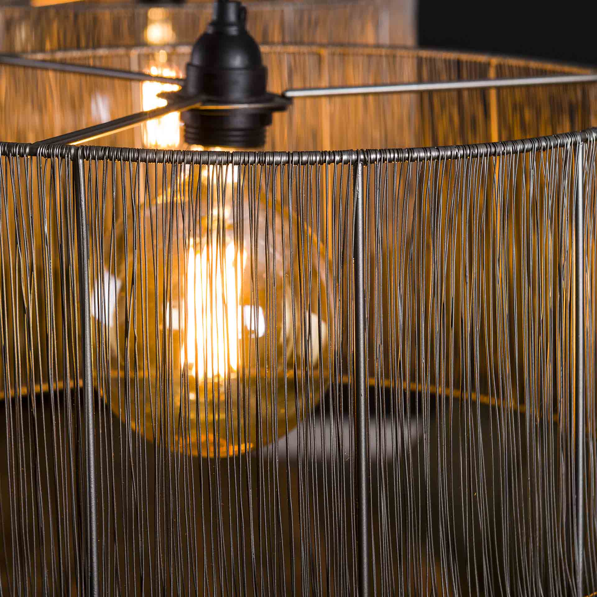 Hängelampe Stringshade von lefurn.de mit schwarzem Kabel und schirmförmigem Lampenschirm aus Stoff, moderne Beleuchtung für Zuhause