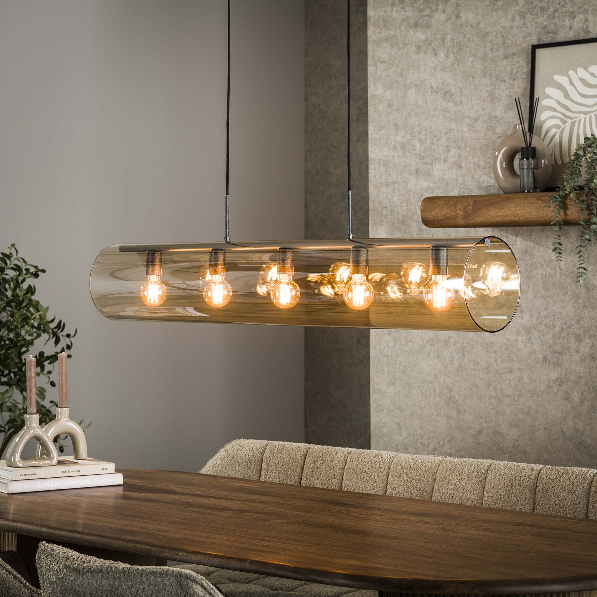Hängelampe Tube aus Glas mit schlichter, moderner Optik, beleuchtet einen Raum stilvoll und elegant.
