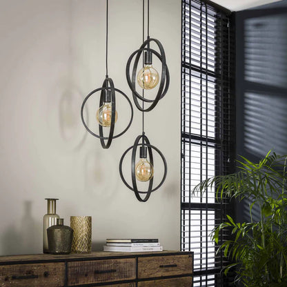 Moderne Hängelampe Turn 3L von lefurn.de mit drei Leuchten, aus langlebigem Material, ideal für Esszimmer oder Wohnzimmer.