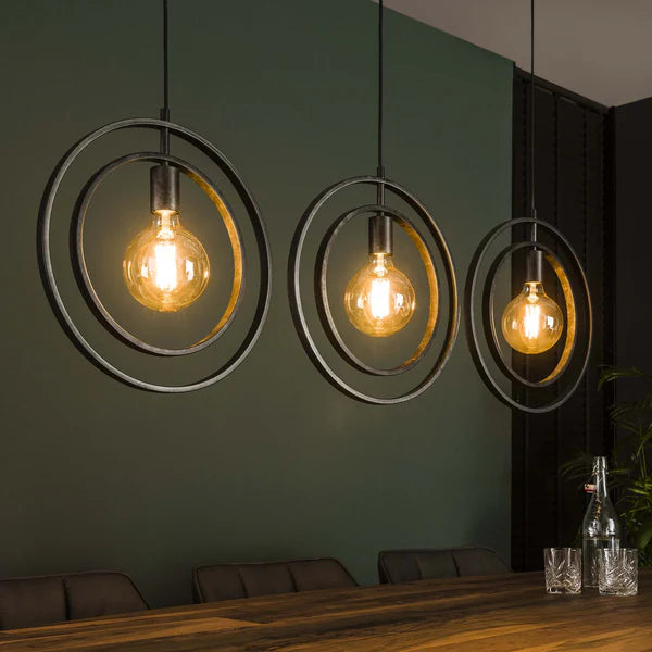 Moderne Hängelampe Turn Around 3L von lefurn.de mit drei Lampenschirmen, ideal für Wohnzimmer und Essbereiche.