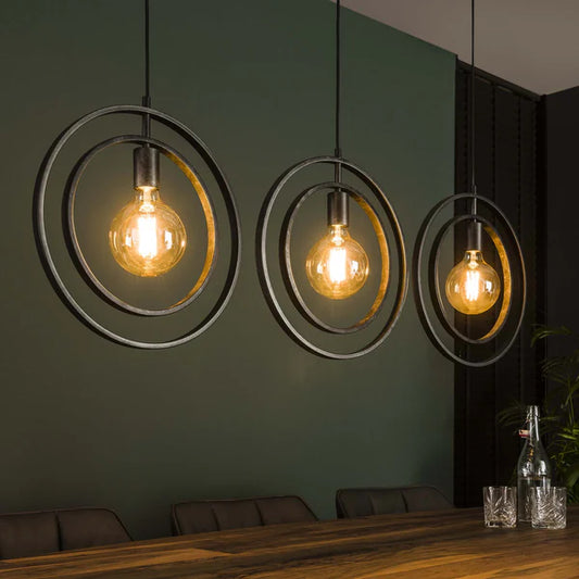 Moderne Hängelampe Turn Around 3L von lefurn.de mit drei Lampenschirmen, ideal für Wohnzimmer und Essbereiche.