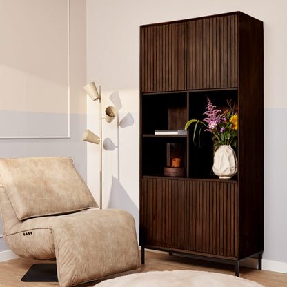 Moderner Highboard Madison Braun von lefurn.de mit Holzoptik, Stauraum und stilvollem Design, sichtbar auf dem Bild.