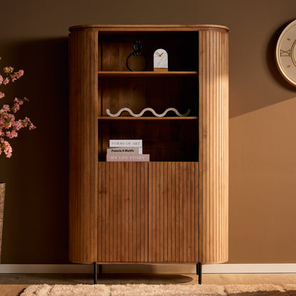 Hochschrank Solana Natur von lefurn.de, moderner Wandschrank mit Holzoptik und viel Stauraum, in einem modernen Wohnraum.