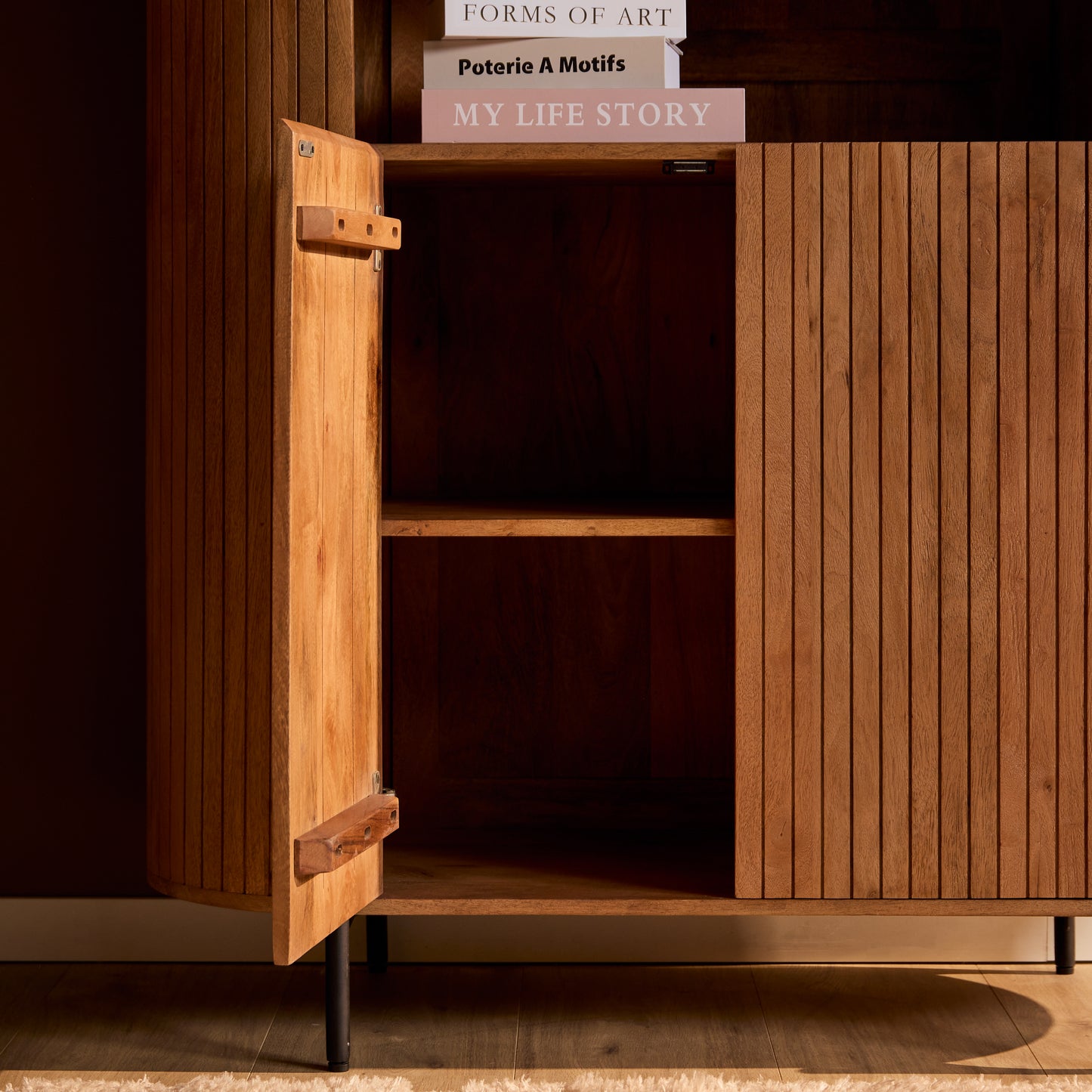 Hochwertiger Wandschrank Solana Natur von lefurn.de, stilvoller Highboard mit natürlichem Holzfinish, ideal für Wohnzimmer oder Flur