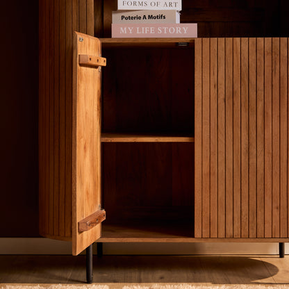 Hochwertiger Wandschrank Solana Natur von lefurn.de, stilvoller Highboard mit natürlichem Holzfinish, ideal für Wohnzimmer oder Flur